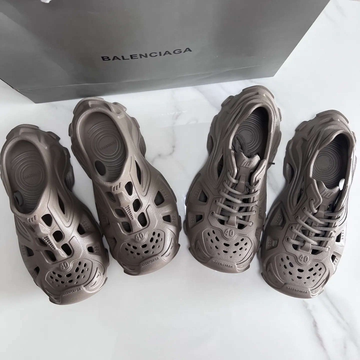 👟👟Ex-factory price 380👟👟 Balenciaga must-have beach shoes for summer: Men's and women's shoes are made of ultra-light 95% (injection molding) EVA plastic, 5% foam plastic foam cushioning material #Ultra-lightweight one-piece foam shoe mold ❗ New summer product, French high-end luxury brand - Balenciaga BALENCIAGA 3XL Rubber Low Top Sneakers 3XL version series summer beach wading versatile trendy lace-up casual sports hole sandals. Size: 35-46
